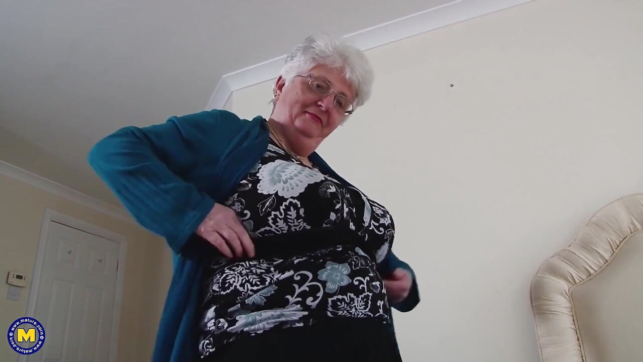 Une GILF BBW masturbe sa vieille chatte poilue avec un gode en verre