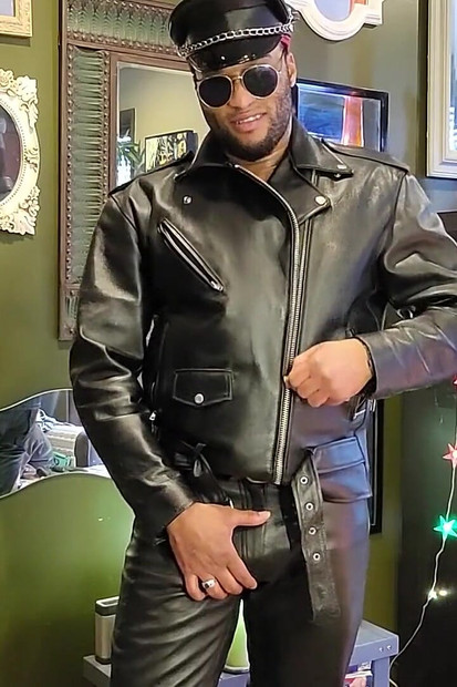 ケニー・ジェイが革を着てオナニーし、あなたのために巨大に絶頂します!!