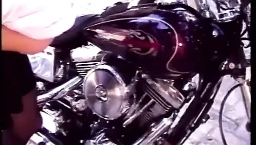 Junge blonde biker-schlampe kendall bekommt ihre enge muschi mit einem harten schlong von langhaarigem hengst geknallt