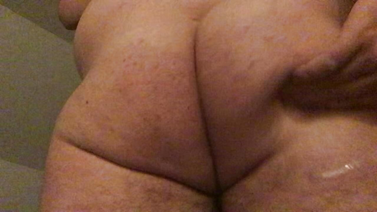 Naked Chub Shakes and Jiggles His Big Fat Oiled Up Ass in Slow Motion