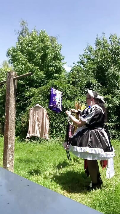 В черно-белом костюме горничной повесить прачечную.