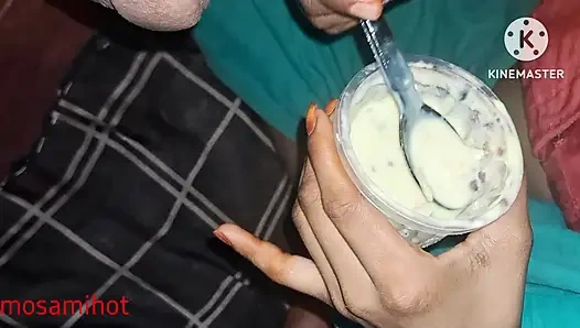 Невестка из деревни положить сливки в молоко и положить его в устье земли.