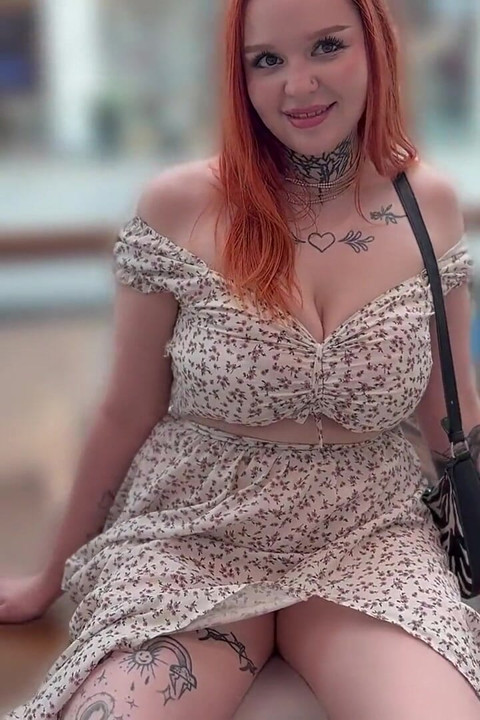 La Perra Está Mojada En Público Y Quiere Sexo.