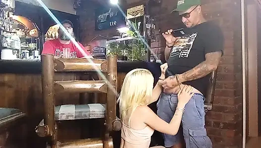 Üvey babamın yarağını amıma boşalmadan önce emiyor