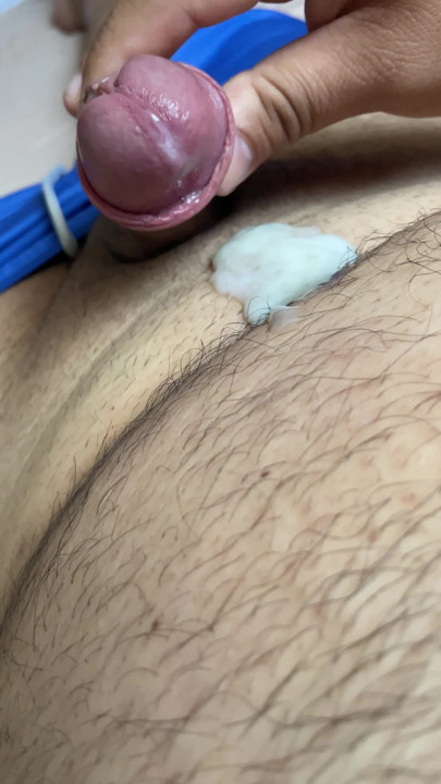 Mastürbasyon yapıyor ve boşalıyor