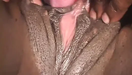 Pasangan kulit hitam hot ngentot memek di kamar tidur... Crot di mulut