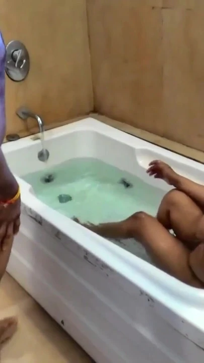 Detik kuat dari "Seorang pelakon sedang mandi dan hambanya melihat bahawa. Melihat pelakon ini mengambil di dalam bilik airnya dan"