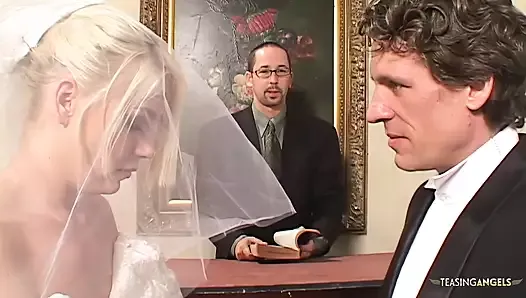 Une mariée aux yeux bandés se fait surprendre par deux bites bien dures à la fois