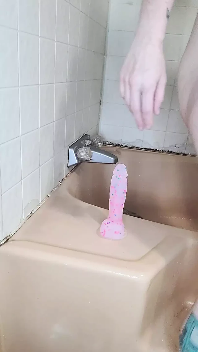 Relax in the tub with Unicornbombshell