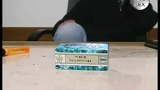 Küçük memeli çoraplı esmer kadın parmaklanıyor ve ağzı üçlü grup sekste sikiliyor