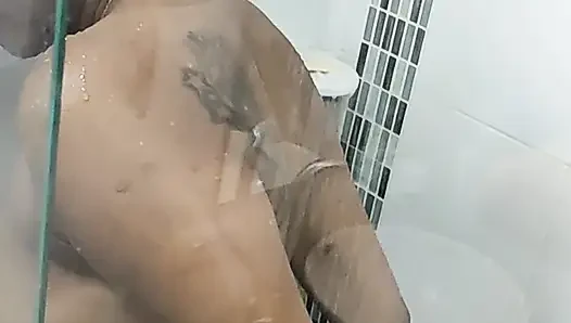 Interracial in der dusche mit einer latina