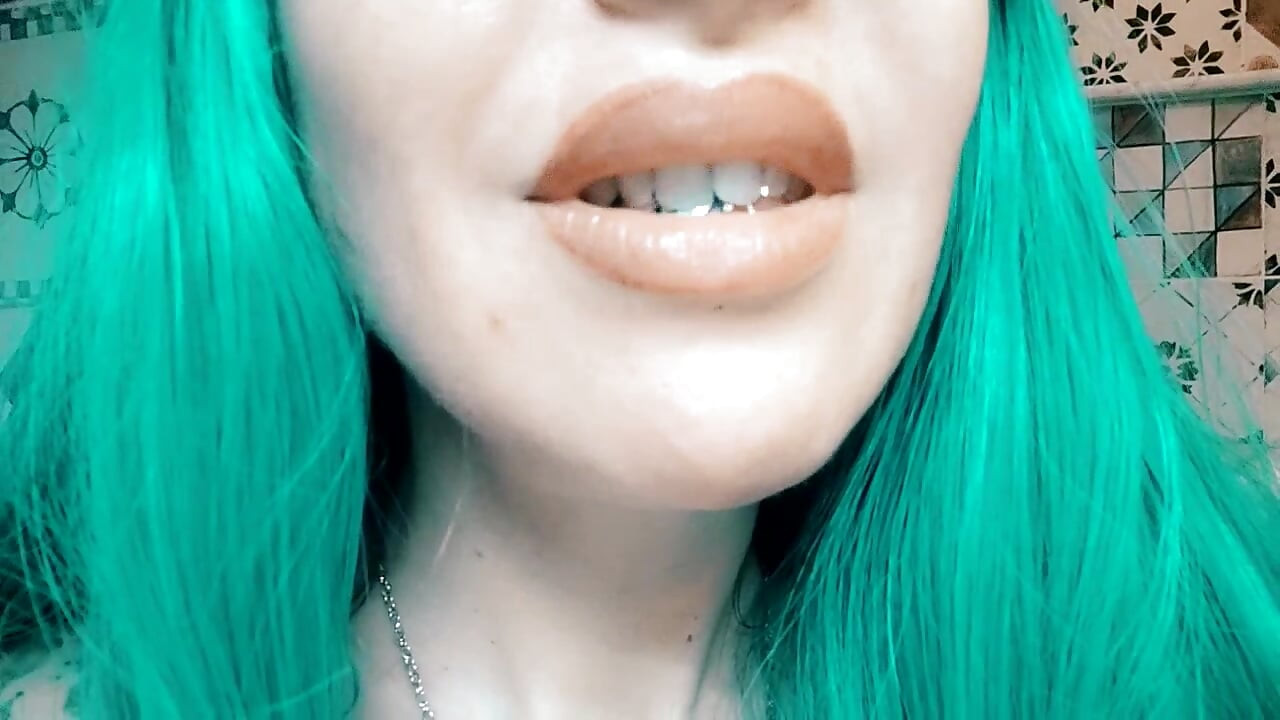 Gorgeous giantess with big jaws