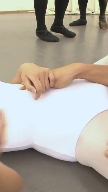 "일본 섹시 발레리나를 타기 전에 보지를 핥는" 상징적인 순간