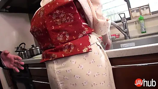 Javhub mari koizumi dientot pakai kimono