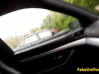 Застукали британскую сосущую полицейскую в машине в любительском видео