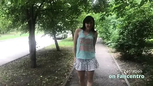 Шикарная брюнеточка шалит в твоем парке без трусиков!