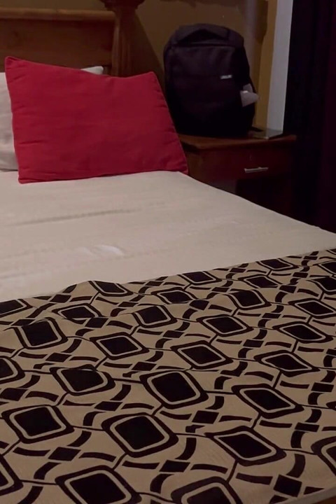 Pareja caliente tiene sexo en el hotel de playa