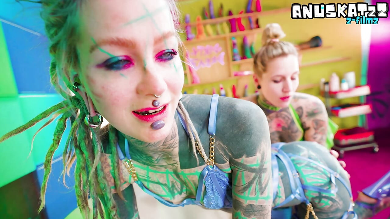 ALT - drăguțe tatuate în futai lesbian în LATEX CU STRAP ON și VORBE MURDARE GERMANE