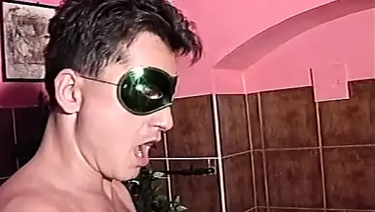 Azgın orta yaşlı seksi kadın gözleri bağlı buharlı küvette emiyor ve sikişiyor