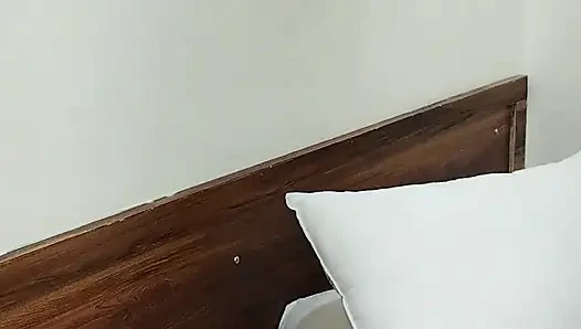 Pacar teman bs Dia sangat cantik, aku jatuh cinta segera setelah aku melihatnya, dia juga mulai menyukaiku untuk
