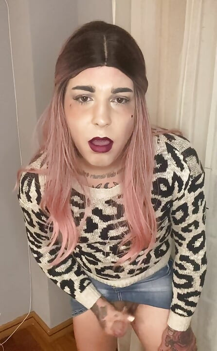 In a jacket with jaguar print and denim skirt, I particularly found myself sexy in this look, and did you like it?