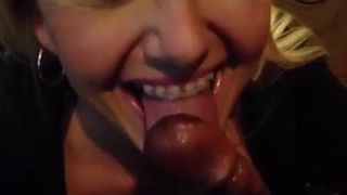 Une MILF blonde amateur suce une bite noire