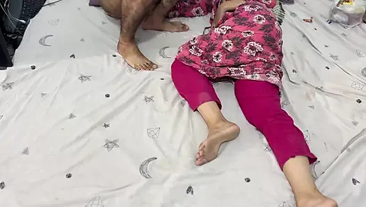 İç mekanda güzel bir akşam iki Hintli yetişkin için unutulmaz bir deneyime dönüşüyor (18+)