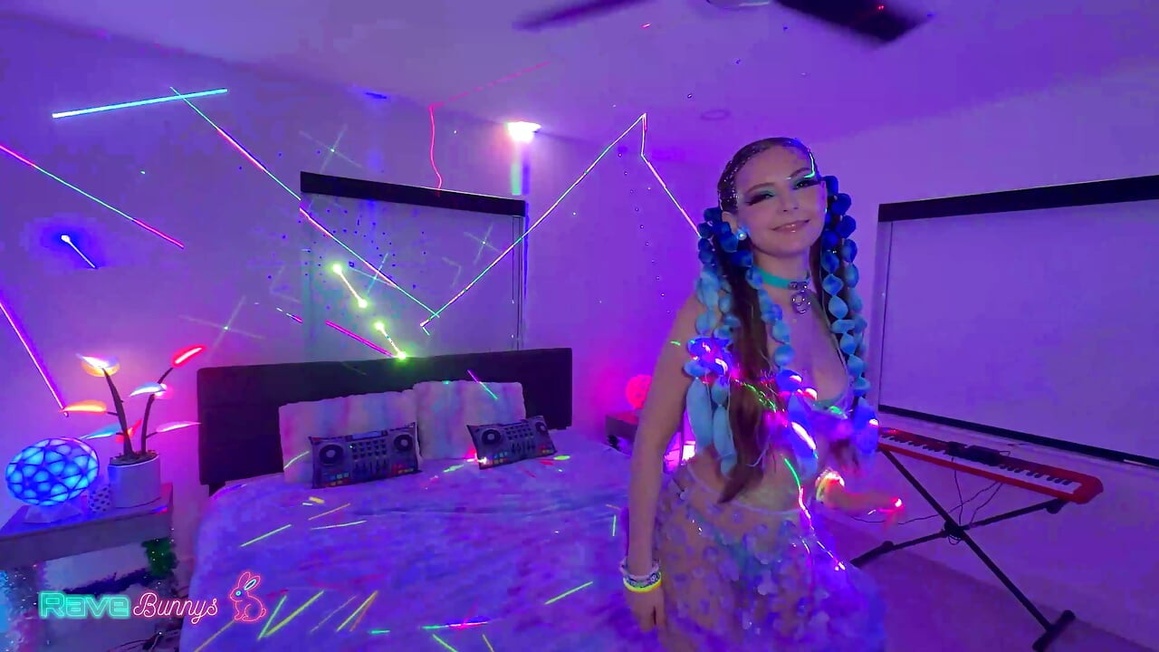Niebieskowłosa laska Serena Hill zapala dziki neon Poparty!