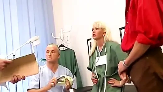 Atemberaubende deutsche krankenschwester schluckt den schwanz von patienten
