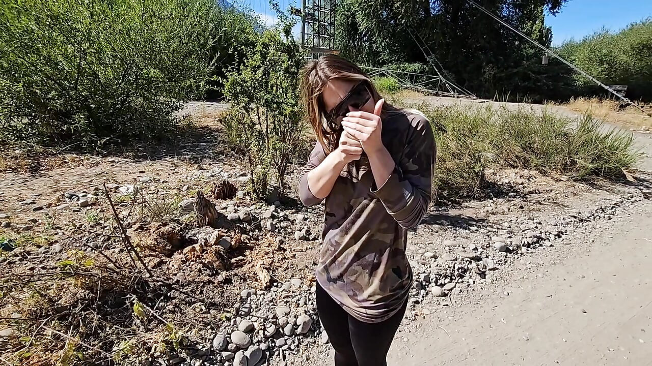 Ik ontmoet onderweg een oude vriend en nodig hem uit om te neuken