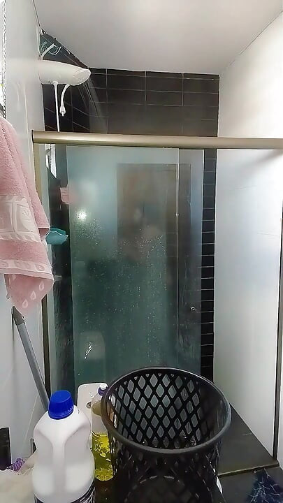 在他的妻子到达之前，我被已婚男人羞辱打扫他家的浴室。