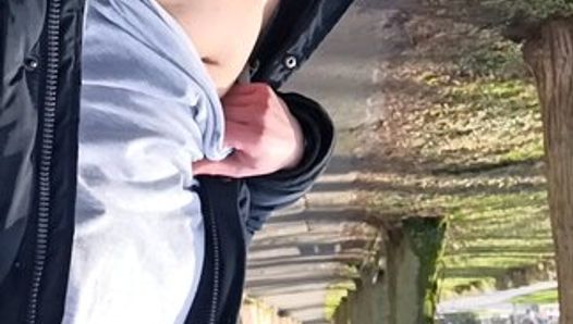 Teenager-Junge nackt an der Universität spazieren