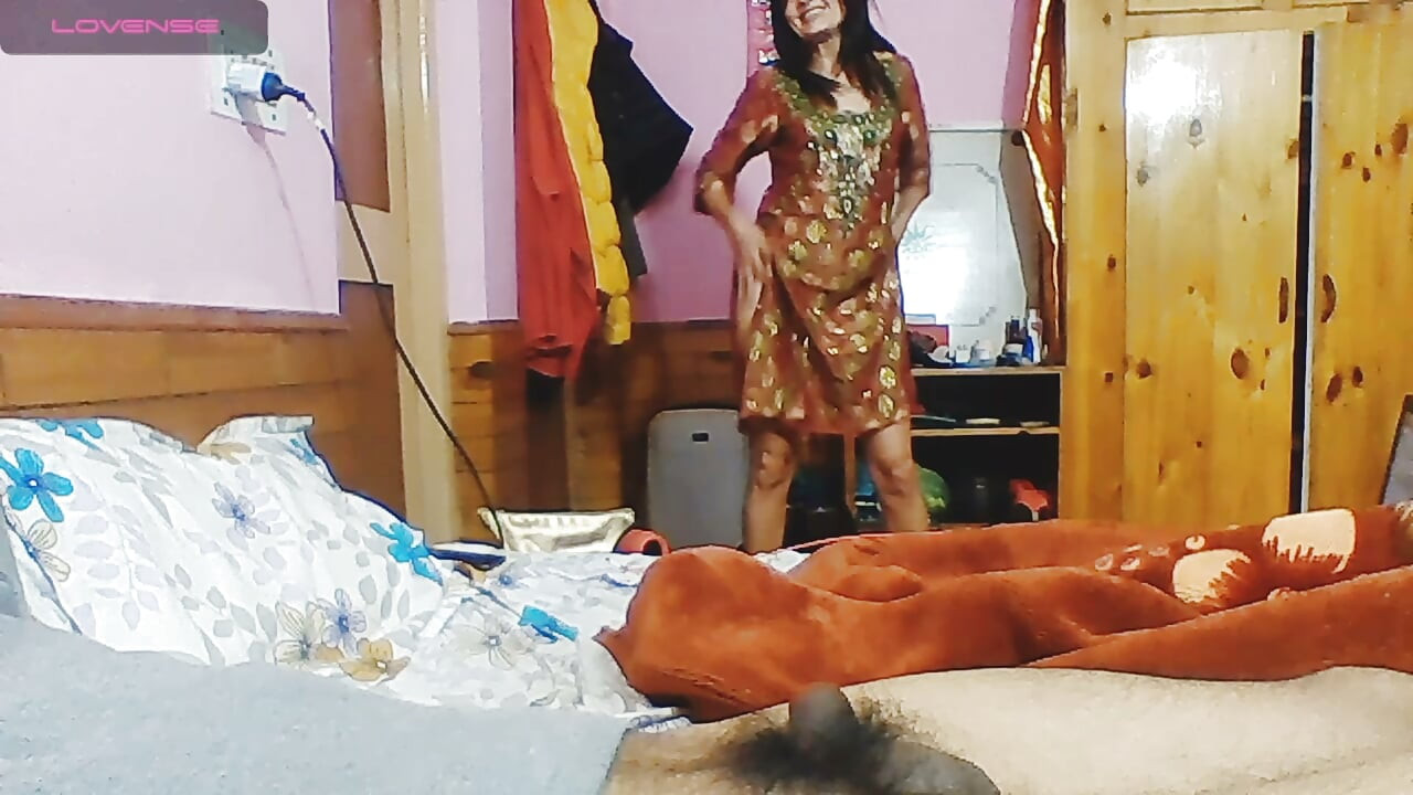 Seductoarea face o muie fierbinte pe cameră live