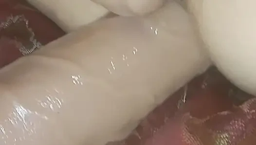 İki büyük dildo alıyor