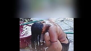 Une bhabhi sexy se baigne avec un beau corps de masculaire, look attrayant