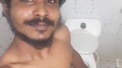 Maledivischer stolzer schwuler Junge