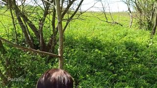 Rijpe vrouw neuken in de natuur op zijn hondjes