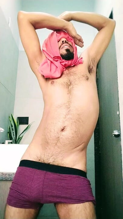 Indijski gej dečak uživa u vremenu