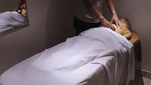 Freche exhibitionisten-hausfrau völlig nackt für massage-session