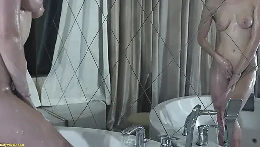 Utangaç sıska genç kızın ilk anal dildo mastürbasyonu