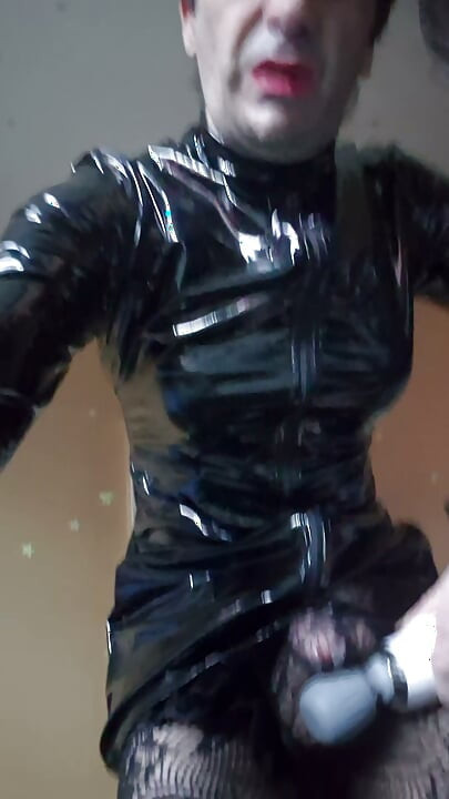 Sissy-Schlampe eingesperrt und trägt PVC-Kleid + Strumpfhose xxx