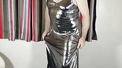 穿着液态银色闪亮性感连衣裙的热辣电视。