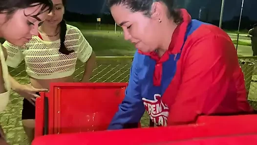 Onu işeten orgazm olana kadar 4'te sikiliyor