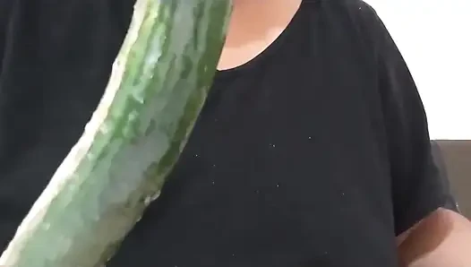 Мачеха играет со своим огурцом
