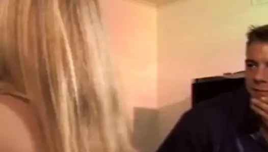 Ehemann teilt seine sexy ehefrau