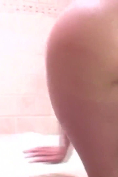 阴毛浓密的金发女郎在大鸡巴上多次潮吹