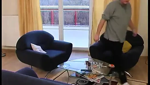 İki kız oyuncu seçmelerinde parmaklıyor