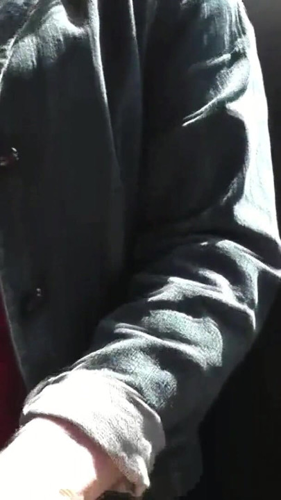 Sexo no banco de trás Motorista de táxi parou na estrada lateral sexy loira MILF masturbando pau Homem fode buceta de quatro | Clipe 1