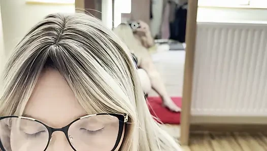 Istri tetanggaku suka kontol besar dan tebal, dia pengen kontol temannya dan nyepong kontolnya dan ngocok kontolnya habis-habisan
