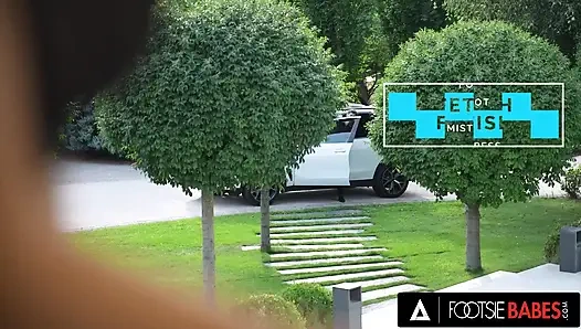 Footsie hatunlar - seksi ayak ibadeti yoğun sikişe ve büyük döle yol açıyor